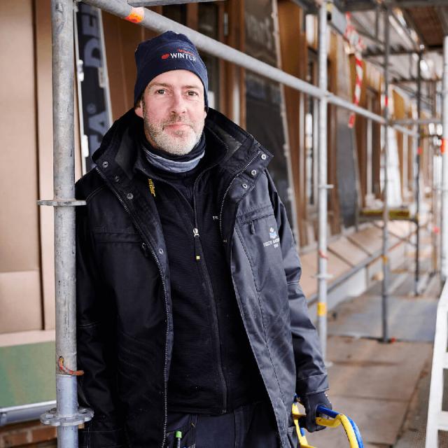 Badkonsulent der giver vejledning til kunder