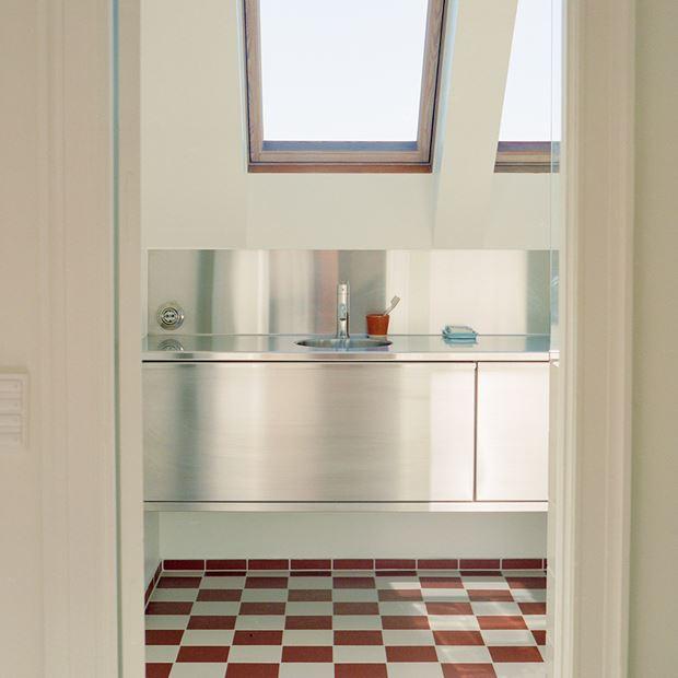 d line badeværelse med røde klinkker