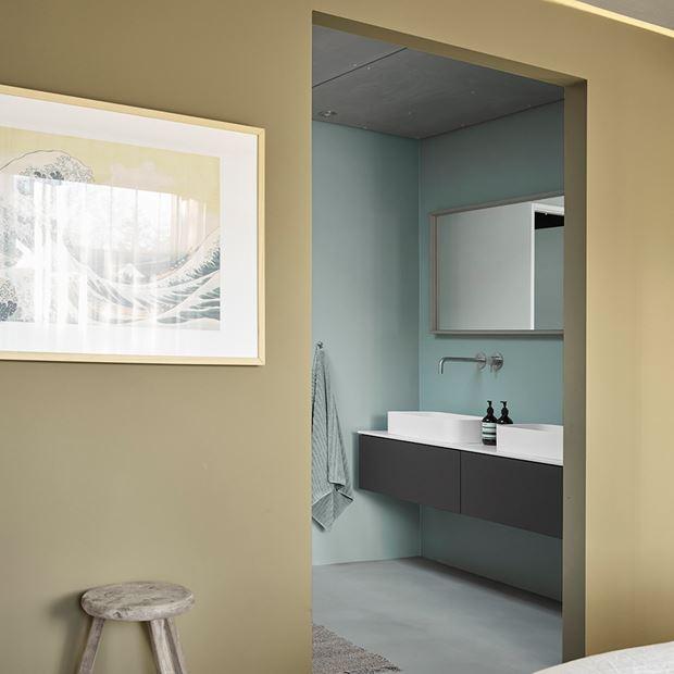 Stort og lyst badeværelse med møbler fra INR