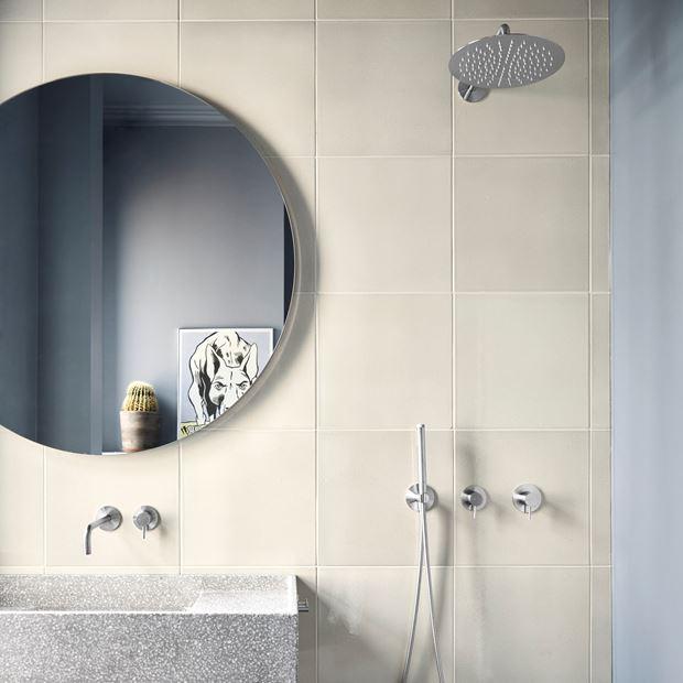 Brusekabine med lyse klinker