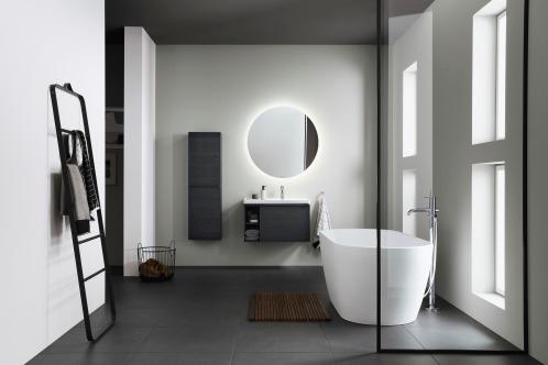 Badeværelse med badekar og spejl