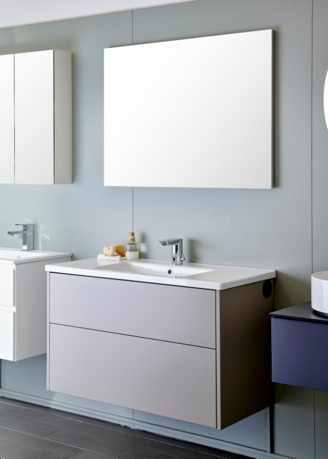 Badeværelsesmøbel fra INR med spejl