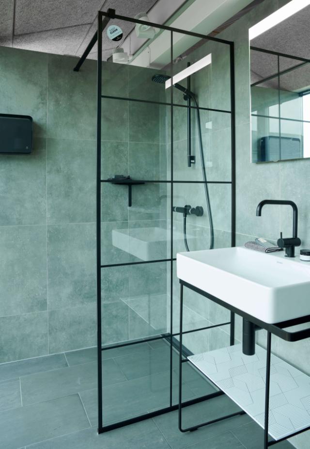 Moderne badeværelse med new yorker glas fra Strømberg